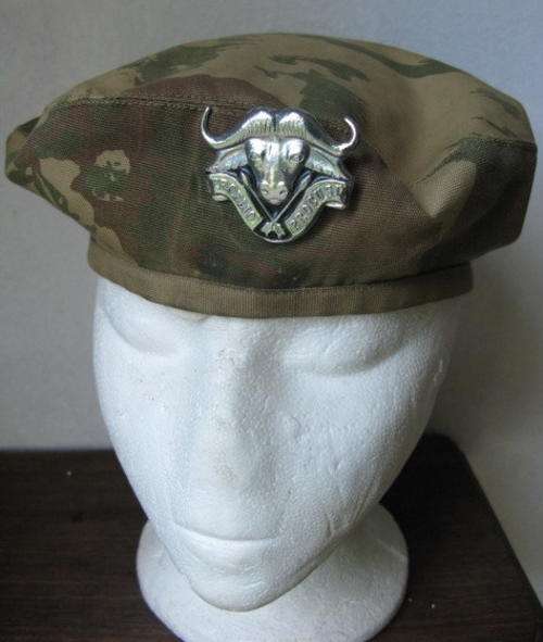 32 BATTALION BERET ORIGINAL USED ITEM THE BADGE WITH ONE LUG-APPROVED 1977