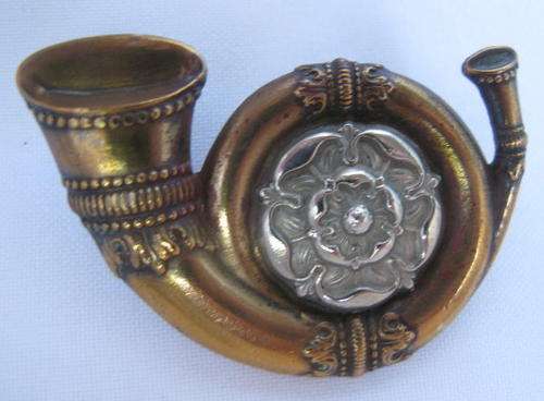 THE KINGS OWN YORKSHIRE LIGHT INFANTRY CAP BADGE-MEASURES 57X38MM-2LUGS-ORIGINAL-BRASS&WHITE METAL