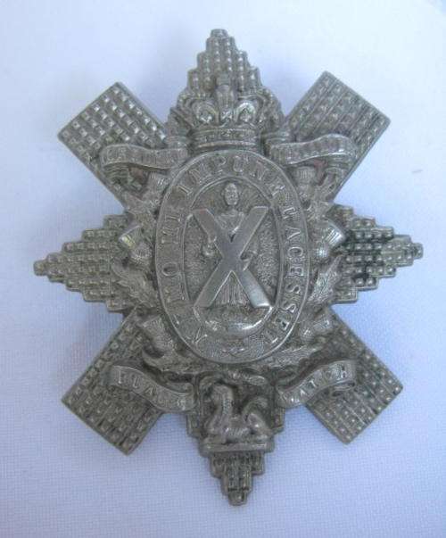 BLACK WATCH WHITE METAL CAP BADGE WORN PRE 1901(QUEENS CROWN)- 2X LUGS-ORIGN