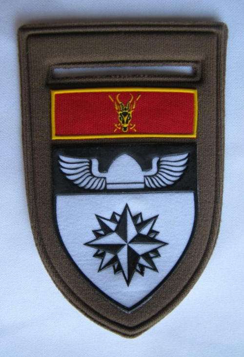 4 RECCE REGT. RUBBERIZED SHOULDER FLASH WITH CHIEF OF THE ARMY HIGHER FORMATION BAR