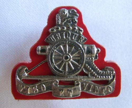 14 FIELD REGIMENT ON RED PLASTIC(OTHER RANKS)BERET BADGE-APPROVED IN 1984-2X SCREW LUGS