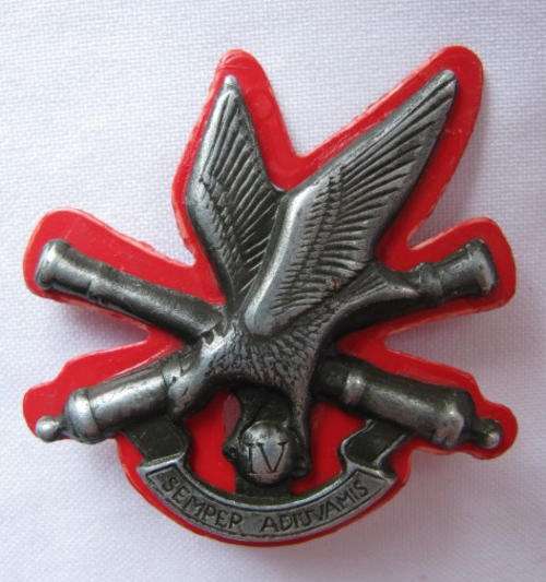 4 TH ARTILLERY REGT. BERET BADGE-WORN 1984-EARLY 90'S-ONE X SCREW LUG