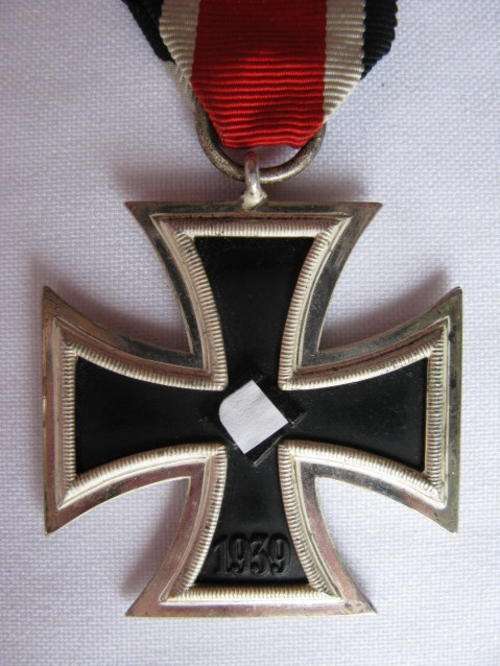 GERMAN WW2 IRON CROSS 2ND CLASS 1939(EISERNES KREUZ 11 KLASS)COMES WITH MAKERS MARKINGS ON THE SUSPE