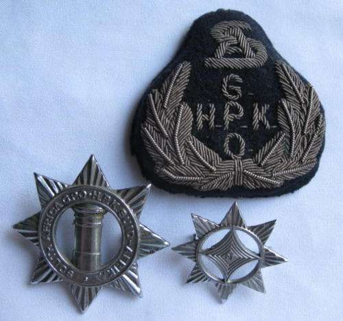 OLD SA GRAND POST OFFICE CAP BADGES & ONE COLLAR-LUGS INTACT