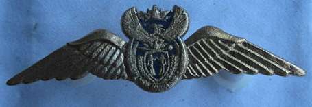PILOTS MESS DRESS WING IN GOLD (GILT) FOR 1000 AND MORE FLYING HOURS - 2 PINS - WORN POST 2003