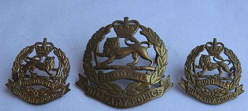 RHODESIAN CORPS OF MILITARY POLICE CAP AND COLLARS WORN FROM 1965 - 70 - LUGS INTACT