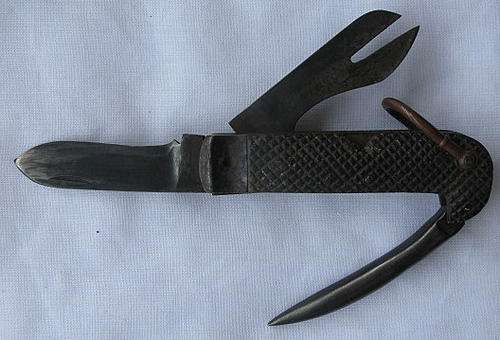 BRITISH JACK-KNIFE WW2 MADE BY DAYAL BAGH AND DATED 1940 OVERALL LENGTH WITH BLADES OPEN 22.5CM