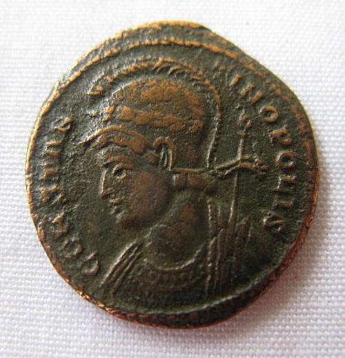 BRONZE ROMAN COIN CONSTANTINOPOLUS - COMMEMORATIVE 330AD - DIAMETER 18MM - AUTHENTIC