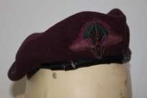 1 PARACHUTE BATTALION BERET WITH 1ST TYPE BERET BADGE WORN BY NATIONAL SERVICEMEN