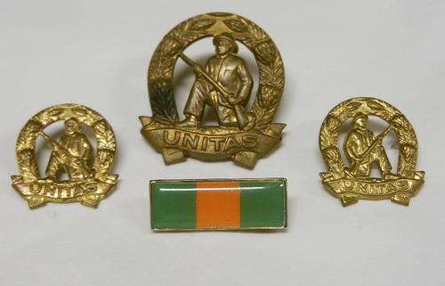 COMMANDO BRASS CAP BADGE & COLLARS WORN 1963-1976 - COMES WITH BERET BAR - PINS + LUGS INTACT