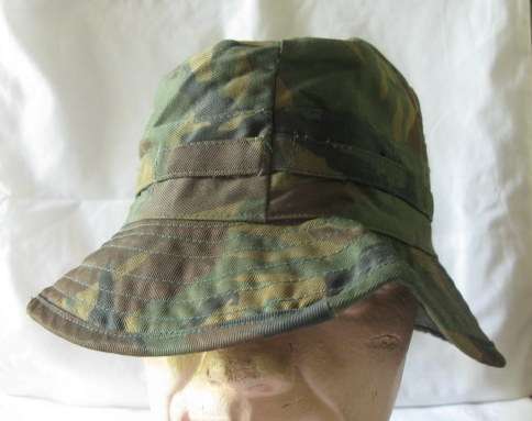 US WOODLANDS CAMO BUSH HAT, SIZE 56 - USED BUT GOOD CONDITION