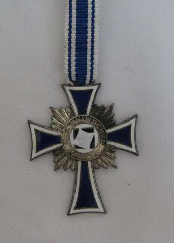WW2 GERMAN MOTHERS CROSS IN SILVER - GUARANTEED ORIGINAL - GOOD CONDITION WITH NO DAMAGE TO THE ENAM