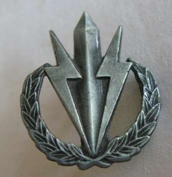 4 SA INFANTRY BATTALION GREY METAL CAP BADGE - APPROVED IN 1984 - 2 LUGS
