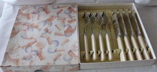 BOXED SET OF 4 KNIFES AND FORKS EPNS - VERY GOOD CONDITION