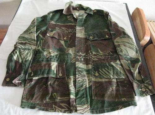 RHODESIAN CAMO JACKET LABELLED AND DATED 1977 - SIZE MEDIUM - MEASURES 56CM ARMPIT TO ARMPIT - GOOD