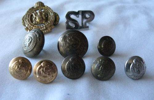 RAILWAY  TASK FORCE BERET BADGE, SOLD WITH ONE TITLE AND 8 BUTTONS