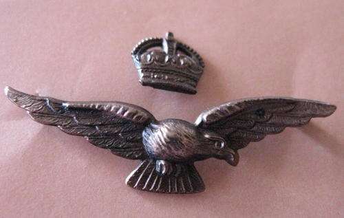 ROYAL RHODESIAN AIR FORCE GILT SIDE CAP BADGE WW2 - LUGS COMPLETE