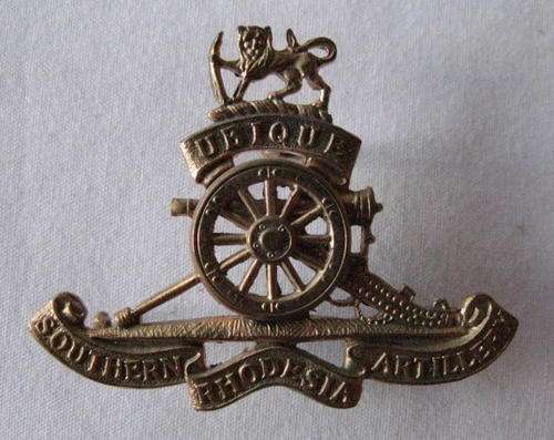SOUTHERN RHODESIA ARTILLERY BRASS CAP BADGE WORN 1948 - 80 - LUGS INTACT