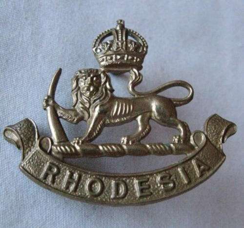 SOUTHERN RHODESIA STAFF CORPS CAP BADGE KINGS CROWN WORN 1942 - 1957 - 2 LUGS