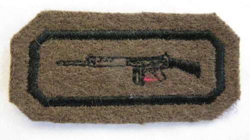 SA ARMY MUSKETRY BADGE EMBROIDERED ON A BROWN FELT - 3RD TYPE