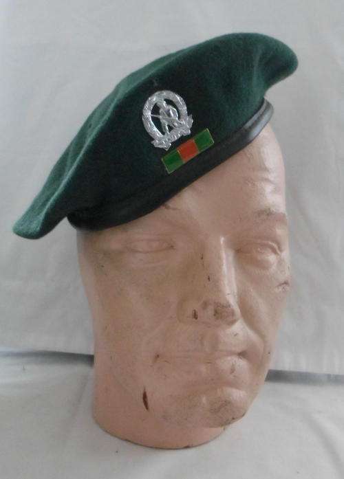 SA COMMANDO BERET WORN POST 1976 - BERET LABELLED AND DATED 1982 / 83 - SIZE MEDIUM - GOOD CONDITION