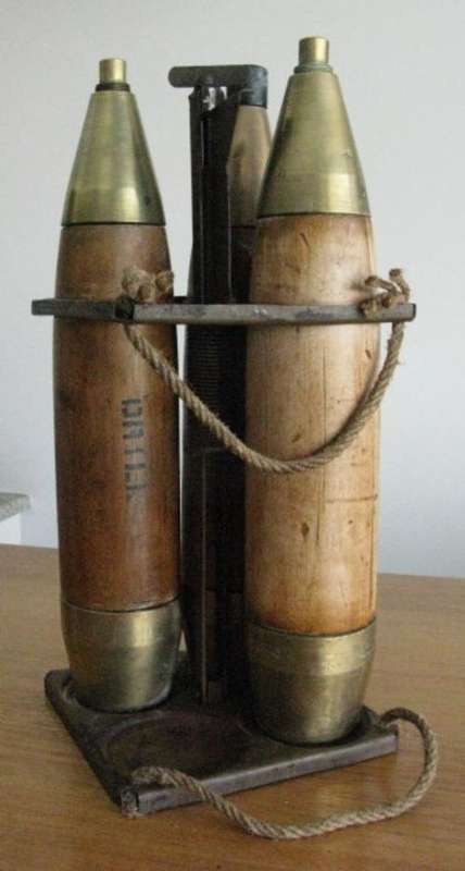 WW2 BRITISH 25 POUNDER FIELD GUN / HOWITZER SET OF 3 IN HOLDER - WOOD AND BRASS DRILL SHELL'S - TOTA