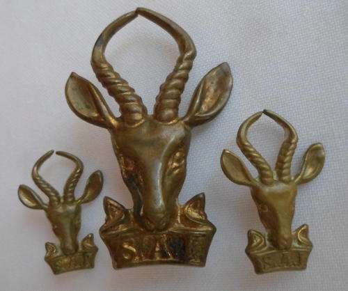 SA INFANTRY CORPS CAP BADGE (LARGE BOKKIE) & 2 COLLARS-WORN 1953-1976-LUGS + PINS INTACT