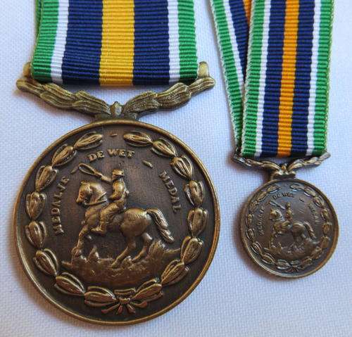 FULL SIZE & MINIATURE DE WET MEDAL (FULL SIZE NUMBERED)