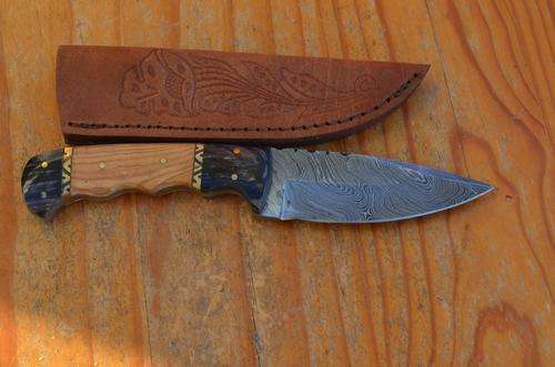 For sale is a hand forged Beautiful Collectable custom handmade Damascus hunting  knife.