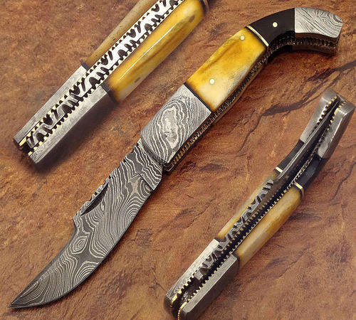 DAMASCUS STEEL HUNTING KNIFE WITH YELLOW CAMEL BONE AND BUFFALO HORN HANDLE