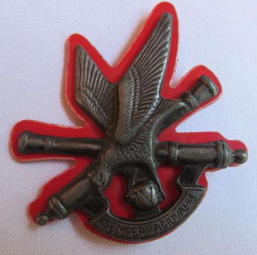 4 FIELD REGIMENT,GREY METAL ON RED PLASTIC CAP BADGE-APPROVED IN 1984-2X SCREW LUGS