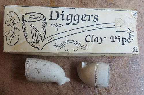 VINTAGE-DIGGERS PART CLAY PIPES WITH BOX