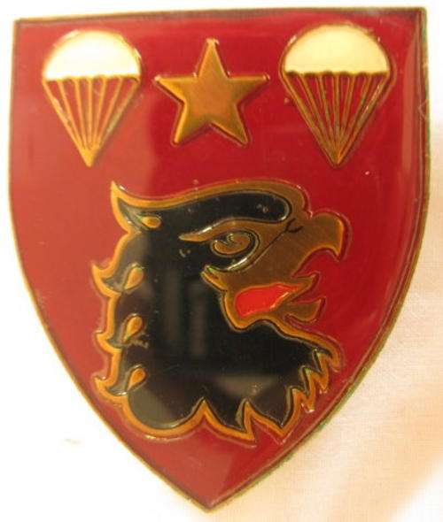 NO. 3021)  44 PARACHUTE BRIGADE SHOULDER FLASH.  ORIGINAL USED 3 PINS.