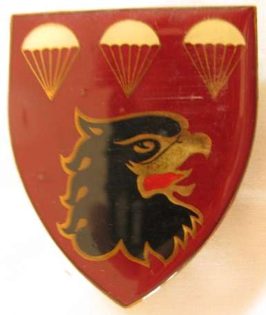 NO. 3017)  3 PARACHUTE BATTALION 2ND ISSUE SHOULDER FLASH.  ORIGINAL USED 3 PINS.