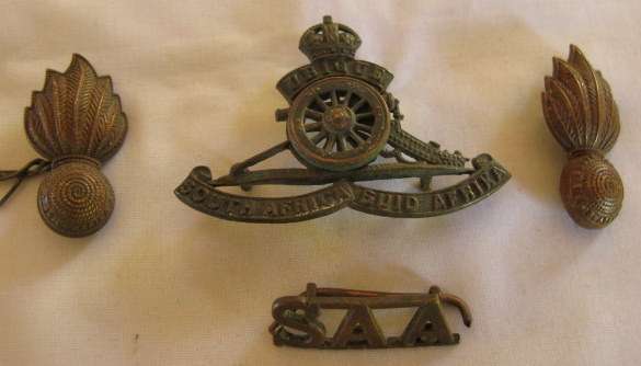 NO. 2973)  S.A. ARTILLERY CAP + 2 COLLAR + 1 X SHOULDER TITLE.  CIRCA WW2 PERIOD.  ALL 4 ITEMS WITH