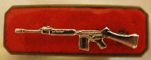 4084) SADF SHARPSHOOTER QUALIFICATION BADGE ORIGINAL 2 PIECE WITH OLD ENAMEL BACKING