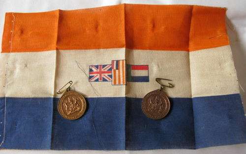 NO. 4173)  OLD SA FLAG + 2 1961 UNION MEDALLIONS.  FLAG MEASURES 28X17CM.