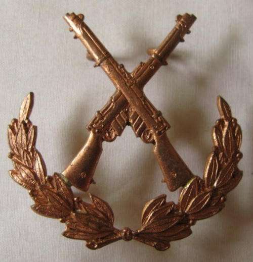 NO. 4202)  PROFICIENCY BADGE - UNKNOWN TO ME - POSSIBLE MARKSMAN MUSKETRY INSTRUCTOR BADGE - 4 STUDS