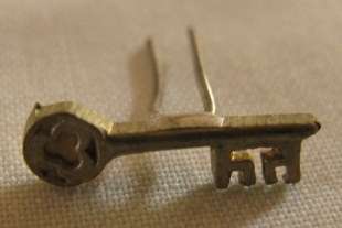 NO. 4364)  RHODESIAN - KEY EMBLEM FULL SIZE WORN IN THE MANNER OF THE MILITARY FORCES.