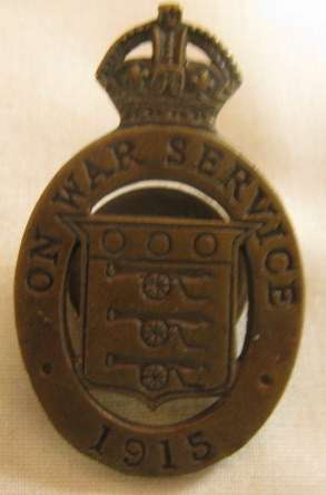 NO. 4566)  WW1 - 1915 WAR SERVICE BRASS BUTTON BADGE NUMBERED 8759.