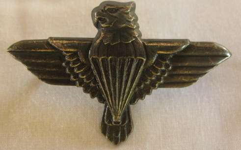 NO. 4724)  44 PARA BATT. BERET BADGE 1985 - EARLY 90'S.  2 STUDS.