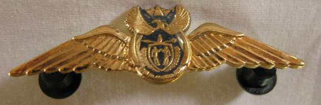 NO. 4776)  SAAF - PILOTS MESS DRESS WINGS GOLD FOR 2000 FLYING HOURS. WORN 2003.