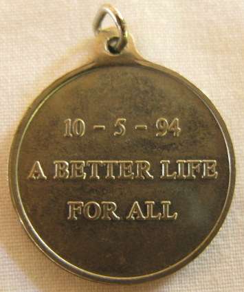 NO. 4840)  MANDELA PENDANT DIAMETER 25 MM WITH THE DATE 10/05/94 & THE WORDS: