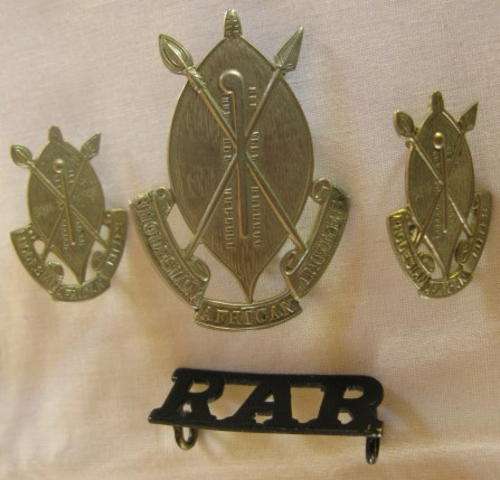 NO. C121)  RHODESIAN AFRICAN RIFLES BERET + SLOUCH HAT BADGE + 2 COLLARS + TITLE.