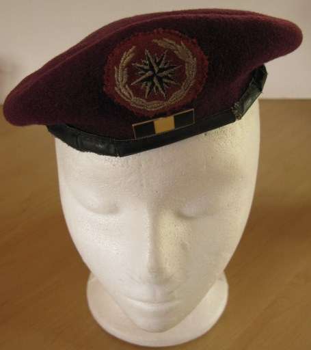 NO. 5114)  5 RECCE REGT.  COMPLETE BERET WITH BADGE & BALKIE.  WHITE & BLACK SPECIAL FORCES BALKIE,