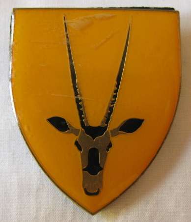 NO. 5288)  8 S.A. INFANTRY BATTALION YELLOW TYPE SHOULDER FLASH - ORIGINAL - 2 PINS.
