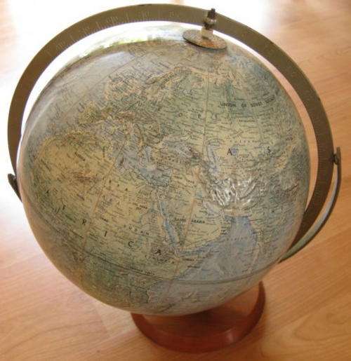 READERS DIGEST GREAT WORLD GLOBE.  DIAMETER 12 INCHES MADE IN U.S.A.