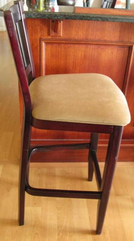 5 x WOODLAM BAR STOOLS IN STAINED OAK.  HEIGHT 112CM.  ALL THE CHAIRS IN VERY GOOD CONDITION.