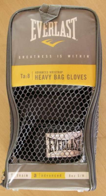 EVERLAST MMA HEAVY BAG GLOVES.  SIZE S/M 8OZ.  BRAND NEW NEVER BEEN USED .