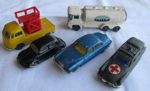 HUSKY TOYS MADE IN ENGLAND. 4 + VOLKSWAGEN BEATLE WITH UNKNOWN MANUF. SOLD TOGETHER.